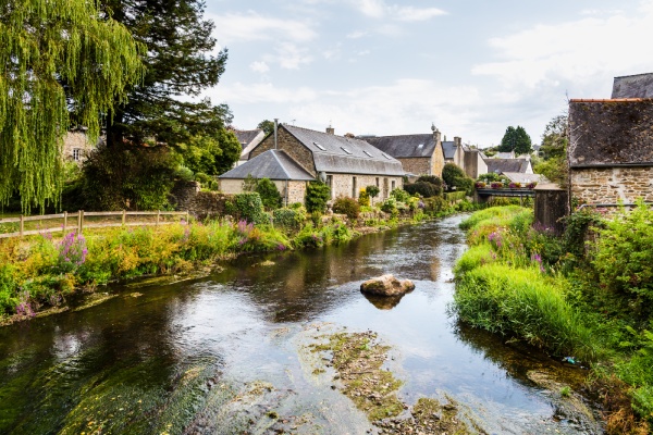 photo d'un village prise depuis la rivière